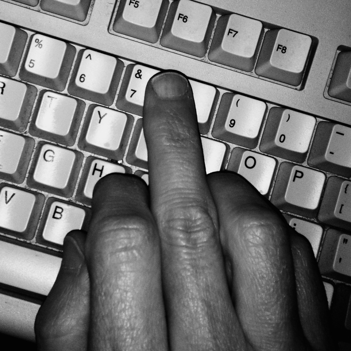Пальцы на клавиатуре